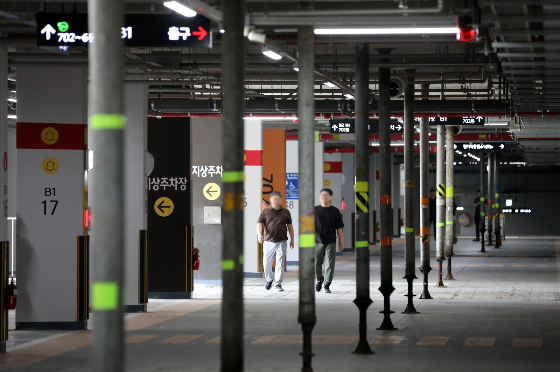 경기 오산시 청학동 오산세교2 A6블록 아파트 지하주차장에 잭서포트(하중분산 지지대)가 설치된 모습./사진=뉴스1