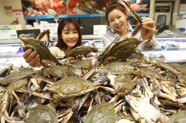 롯데마트가 오는 30일까지 '서해안 햇꽃게(100g·냉장·국산)'를 할인해 판매한다. /사진=롯데마트