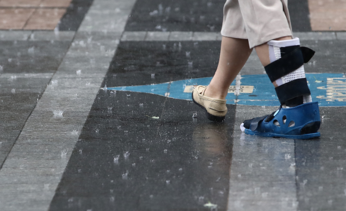 월요일인 28일은 전국 곳곳에서 비가 내릴 전망이다. 지난 10일 오후 서울 종로 일대에서 깁스를 한 시민이 발걸음을 재촉하고 있다. /사진=뉴스1