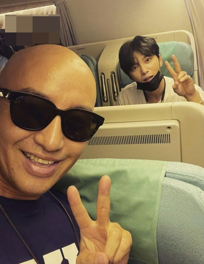 방송인 홍석천이 우연히 기내에서 가수 김재중을 만났다. /사진=홍석천 SNS