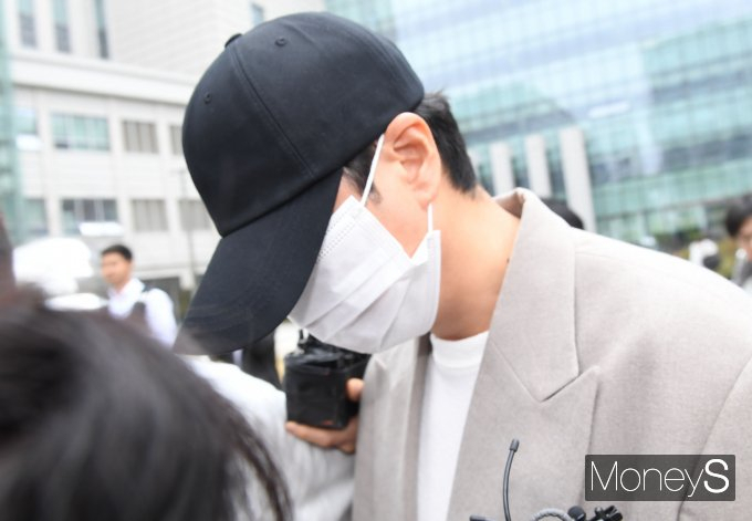 그룹 신화 멤버 신혜성이 모자이크 돼 방송자료화면으로 등장했다. 사진은 지난 4월 서울 송파구 서울동부지방법원에서 열린 선고 공판을 마친 뒤 차량으로 이동중인 그룹 신화 멤버 신혜성. /사진=장동규 기자