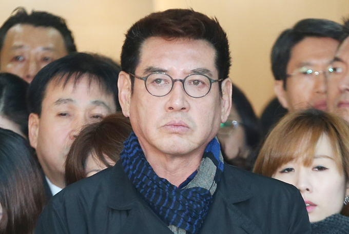 방송인 조형기는 지난 1월 MBC 예능 '라디오스타' 800회 특집에 게스트로 이경규가 출연한 가운데 자료화면에 모자이크 처리된 채 등장했다. 사진은 지난 4월 서울 송파구 서울동부지방법원에서 열린 선고 공판을 마친 뒤 차량으로 이동중인 그룹 신화 멤버 신혜성. /사진=장동규 기자
