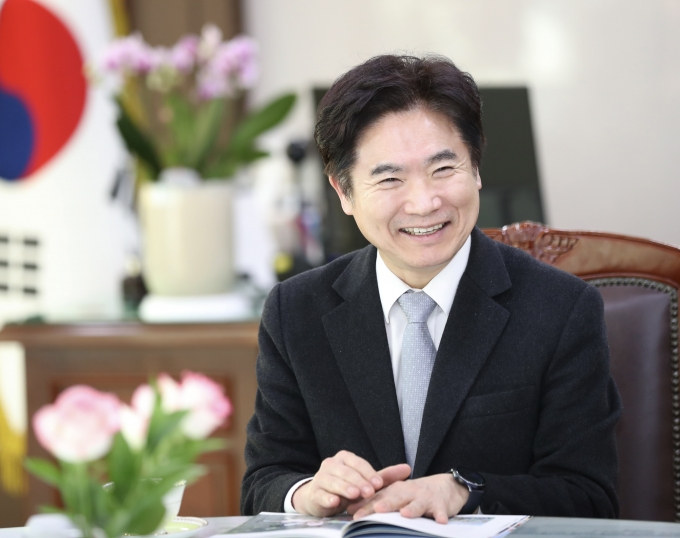 9월4일 서이초 교사 49재를 맞아 전국 교사들이 연가를 내고 추모에 동참하는 '공교육 멈춤의 날'과 관련해 김대중 전남도교육감은 28일 '함께 기억하겠습니다. 더 이상 혼자이지 않게 하겠습니다'라는 제목의 서한을 발표했다. '김대중 교육감'/전남도교육청