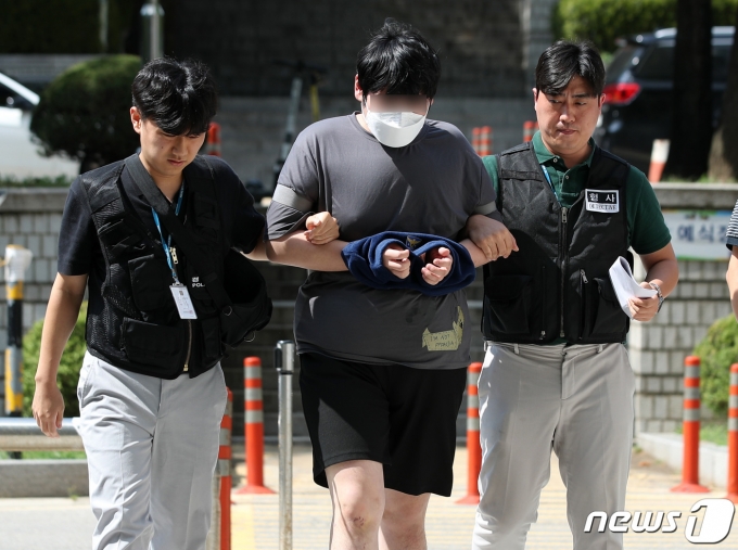혜화역 흉기난동 살인예고 피의자 왕모씨(31)가 7일 오후 서울 서초구 서울중앙지방법원에서 열리는 구속 전 피의자 심문(영장실질심사)에 출석하고 있다. 2023.8.7/뉴스1 ⓒ News1 구윤성 기자