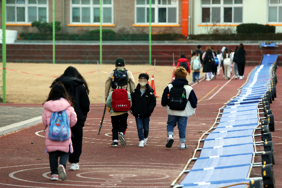 서울 은평구 갈현제1구역 재개발 조합이 지난 5월 초등학교 용지 정비계획 변경 중지를 신청한 이후 현재까지 용도 확정을 못했다. 해당 부지는 당초 초등학교 용도로 활용될 예정이었으나 서울특별시서부교육지원청이 학령인구 감소를 이유로 해제해야 한다는 취지의 의견을 제시해 결국 해제됐다./사진=뉴시스