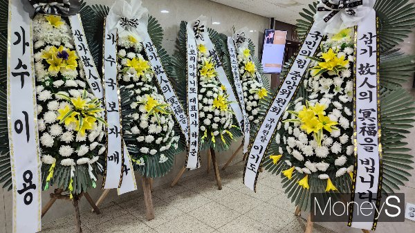 배우 한지일이 고인 임종임의 별세 소식에 황망함을 감추지 못했다. 사진은 지난 29일 '와일드캣츠' 리드싱어 임종임의 빈소가 마련된 서울적십자병원 장례식장에 지인들이 보낸 근조 화환. /사진=배우 한지일 제공