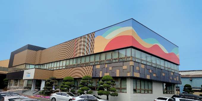 포스코스틸리온 포항 컬러공장 사무동에 적용된 포스아트 강판 시공 사례. /사진=포스코