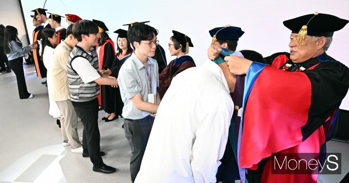 [머니S포토] 기념 스톨 걸어주는 염재호 태재대학교 초대 총장