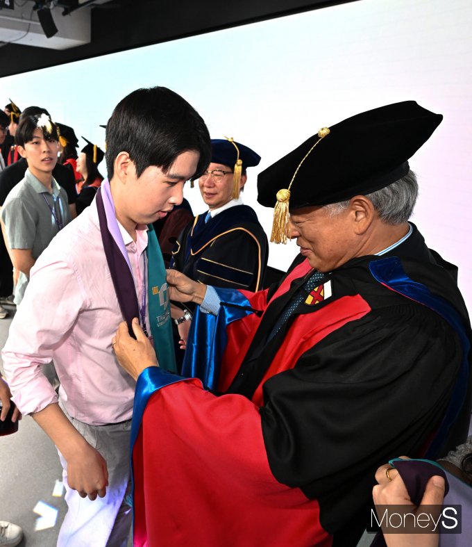 [머니S포토] 기념 스톨 걸어주는 염재호 태재대학교 초대 총장