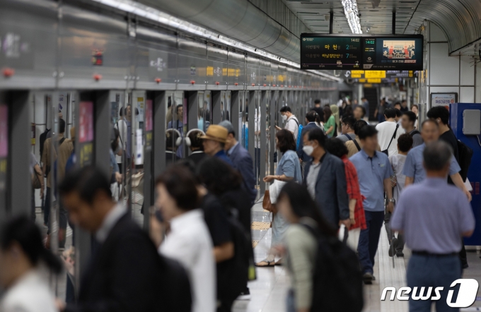서울 종로구 광화문역에서 시민들이 지하철 탑승을 기다리고 있다. (뉴스1 DB) /뉴스1 ⓒ News1 이재명 기자