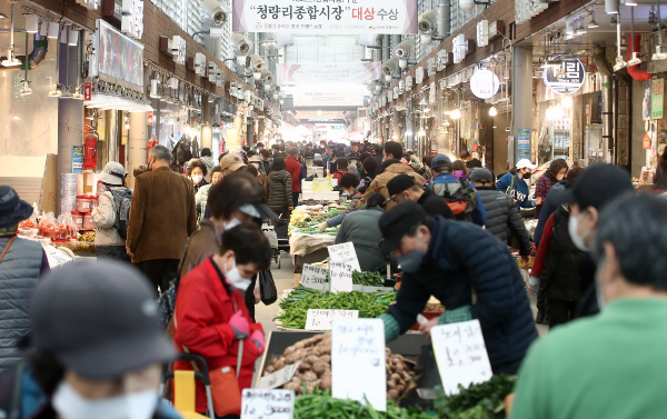 중소벤처기업부가 중소벤처기업진흥공단·소상공인시장진흥공단 등 산하 정책기관을 통해 9~10월 대출·보증, 매출채권 보험 등 총 7조2000억원을 공급한다. 서울 동대문구 경동시장이 시민들로 북적이고 있는 모습. /사진=뉴스1
