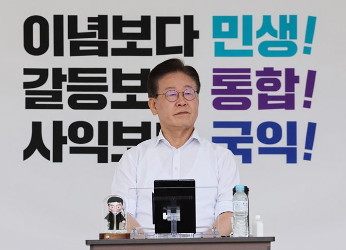 이준석 전 대표가 이재명 대표의 단식에 대해 생뚱맞다며 비판했다. 사진은 이재명 더불어민주당 대표가 지난달 31일 오후 서울 여의도 국회 본청 앞에서 단식을 하고 있는 모습. /사진=뉴스1 