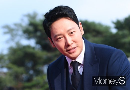 배우 김동욱이 올 겨울 비연예인 신부와 웨딩마치를 울린다. 사진은 지난 2019년 8월 서울 동대문구 회기동 경희대학교 평화의 전당에서 열린 '서울드라마어워즈 2019' 레드카펫에 참석한 배우 김동욱. /사진=장동규 기자