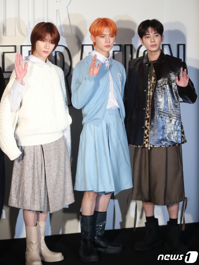 [사진] TXT 범규·연준·태현, 치마 바지 패션도 척척 소화
