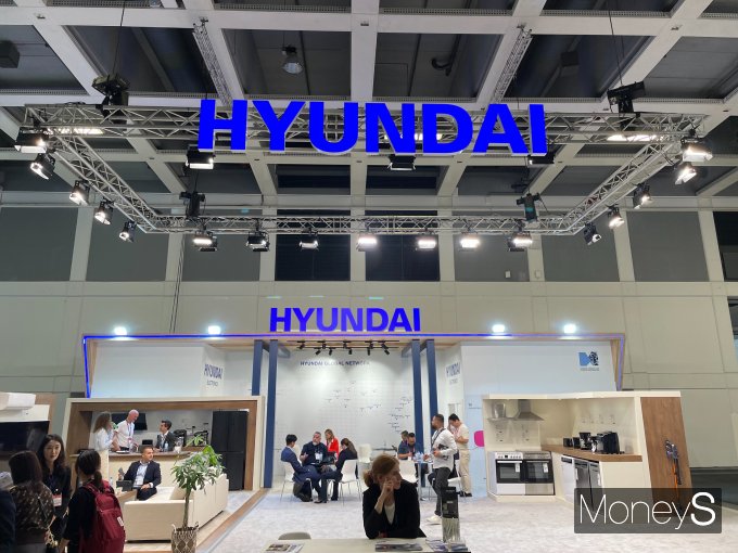 1일 독일 베를린 '메쎄 베를린'에서 개막한 'IFA 2023' 전시장에 꾸려진 현대코퍼레이션의 '현대' 가전제품 전시 부스.  / 사진=이한듬 기자