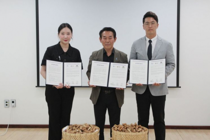 수원시가 지난달 31일 코르크 재활용 시스템 특허 기술을 보유한 ㈜에스빌드, 관내 와인판매장들과 수원시 청년지원센터에서 '코르크 마개 재활용사업 협약'을 체결했다. / 사진제공=수원특례시