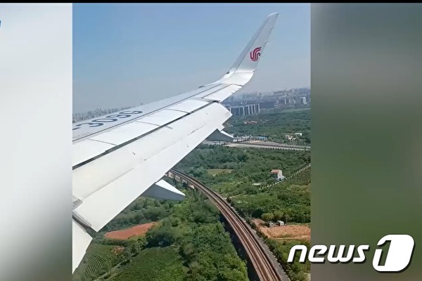 운항 중이던 중국의 한 항공기에서 개 짖는 소리가 들려 비상착륙하는 사건이 발생했다.(웨이보 갈무리).
