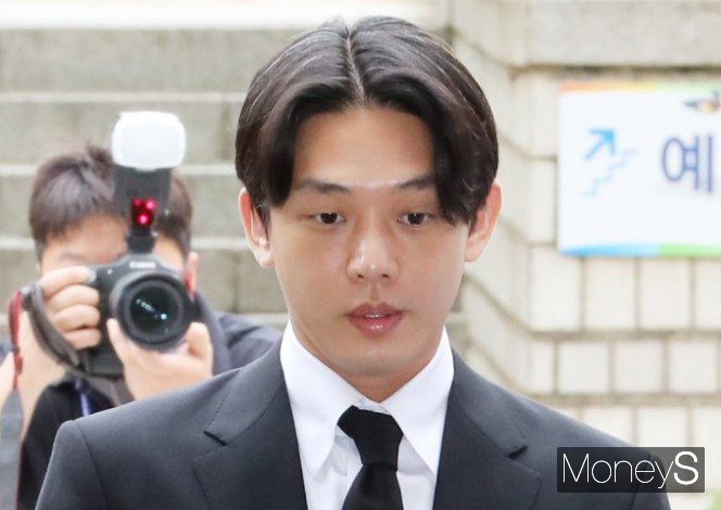  마약 투약 혐의를 받는 배우 유아인이 최근 강남 클럽을 방문했다는 루머에 소속사 측이 부인했다. 사진은 지난 5월 서울 서초구 서초동 서울중앙지방법원에서 열린 영장실질심사(구속전 피의자 심문)에 출석한 마약류관리법 위반 혐의를 받는 배우 유아인(37·본명 엄홍식). /사진=임한별 기