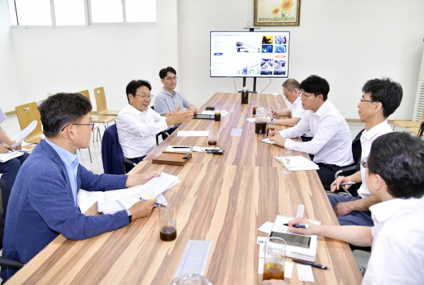 강기정 광주광역시장이 지난 8월 30일 오후 북구 광통신부품 제조기업을 방문해 산학연 관계자들과 간담회를 갖고 미래차 모빌리티 선도도시 조성을 위한 논의하고 있다./사진=광주시