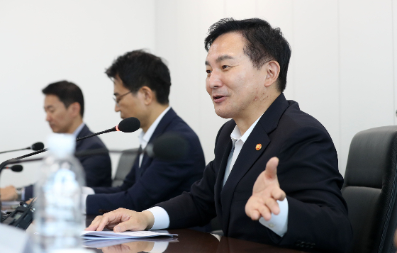 원희룡 국토부 장관이 지난 5일 서울 용산구 한국인터넷광고재단 부동산광고시장감시센터에서 관리비 투명화 방안 추진상황 점검 및 중개플랫폼의 개선서비스 확인 등을 논의하는 소규모주택 관리비 투명화 방안 이행상황 점검회의에 참석했다. /사진=뉴시스 