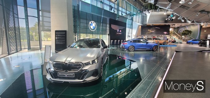 연 300만명 이상의 관광객이 방문하는 독일 뮌헨의 BMW 벨트에 가면 다양한 자동차를 만날 수 있다. /사진=김창성 기자