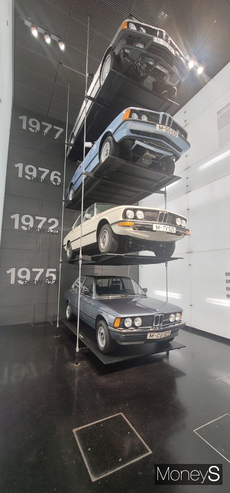 BMW 박물관에서는 브랜드의 과거 라인업을 만나볼 수 있다. 사진은 BMW 3시리즈(아래부터), 5시리즈, 6시리즈, 7시리즈. /사진=김창성 기자