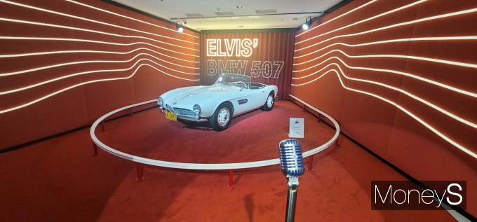 BMW 박물관에는 볼거리가 가득하다. 사진은 미국의 팝가수 엘비스 프레슬 리가 탔던 BMW 차량의 복원 모델. /사진=김창성 기자