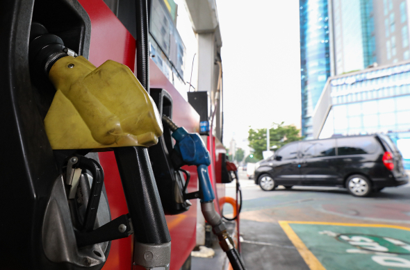 6일(현지 시각) 뉴욕상업거래소에서 10월 인도분 서부텍사스산원유(WTI)는 전일 대비 0.85달러(0.98%) 상승한 배럴당 87.54달러에 거래를 마쳤다. 사진은 14일 오후 서울 시내 한 주유소의 모습./사진=뉴시스