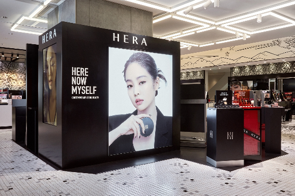 아모레퍼시픽의 헤라가 일본 멀티브랜드숍에 공식 입점하며 일본 시장에 본격 진출했다. 사진은 도쿄 시부야 스크램블 스퀘어 팝업스토어. /사진=아모레퍼시픽