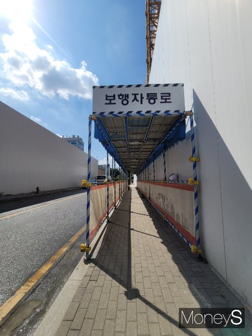 서울 강서구 마곡동. 생활숙박시설인 '롯데캐슬 르웨스트' 공사로 인해 생긴 보행자 통로. /사진=신유진 기자 