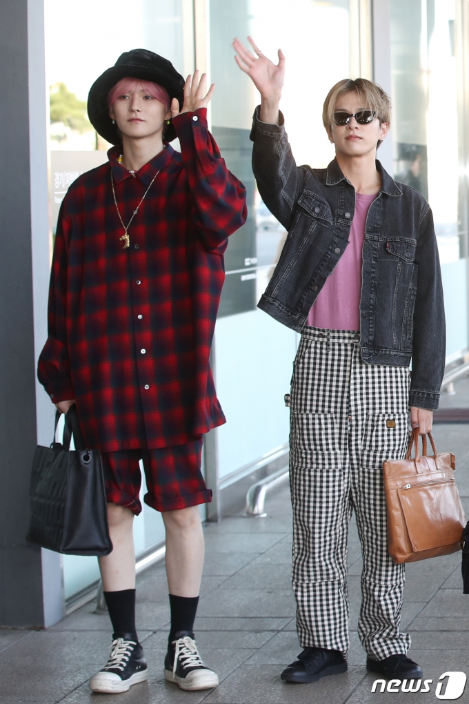 [사진] 요시·아사히, 두근두근 손 인사