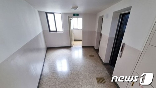 이은총씨가 스토킹범의 흉기에 찔린 장소. (온라인 커뮤니티 갈무리) ⓒ 뉴스1