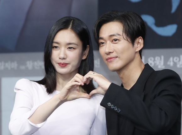 배우 안은진과 남궁민(오른쪽)이 지난달 4일 오후 서울 마포구 상암 MBC에서 열린 새 금토드라마 '연인' 제작발표회에서 포즈를 취하고 있다. /사진=뉴스1