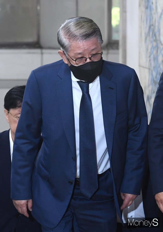 [머니S포토]  최신원 전 SK네트웍스 회장, 2235억 횡령 배임 혐의로 공판 출석
