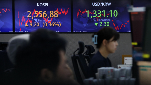 서울 외환시장에서 원·달러 환율은 전 거래일(1333.4원)보다 2.3원 낮아진 1331.1원에 마감했다. 11일 서울 중구 하나은행 딜링룸에서 딜러들이 업무를 수행하고 있다./사진=뉴시스