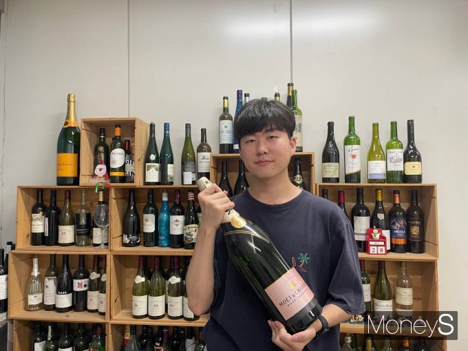 한국외대 와인 동아리 아상블라주는 와인을 전문적으로 배우고 즐기는 활동을 하고 있다. 사진은 한국외국어대학교 와인동아리 '아상블라주' 고한빈 회장. /사진=방민주 기자