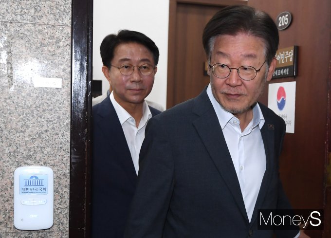 [머니S포토] 당대표실 나서는 이재명 대표