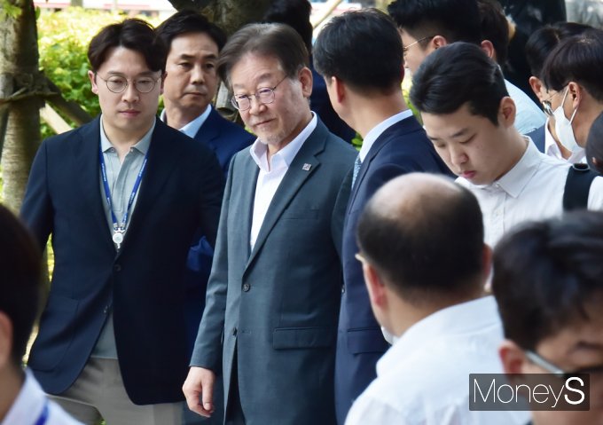 [머니S포토] 단식 13일차, 수원지검 재출석한 野 이재명 대표