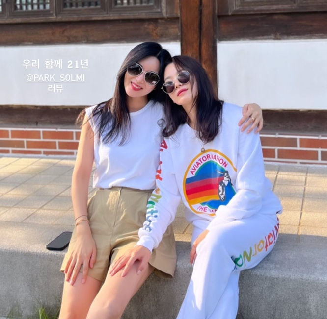 송혜교와 박솔미가 포즈를 취하며 21년 우정을 기념했다. /사진=송혜교 인스타그램 캡처