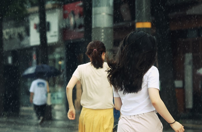  14일은 지난 13일부터 전국적으로 내리는 비가 아침부터 차차 그치겠다. 사진은 지난 7월31일 우산이 없는 시민들이 비를 피하기 위해 달려가는 모습. /사진=뉴시스 