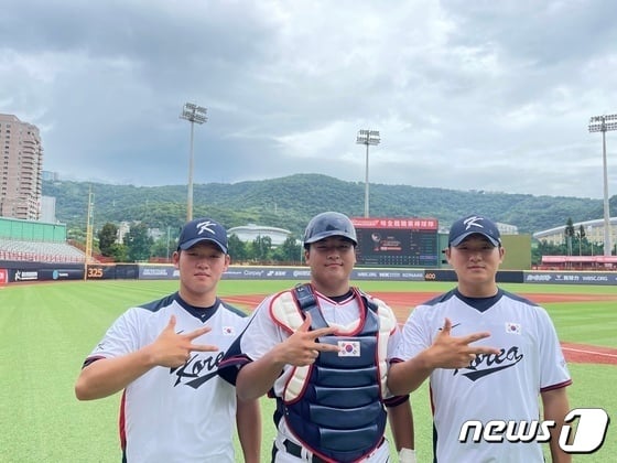 U18 세계선수권에서 에이스로 활약한 김택연(오른쪽). (대한야구소프트볼협회 제공)