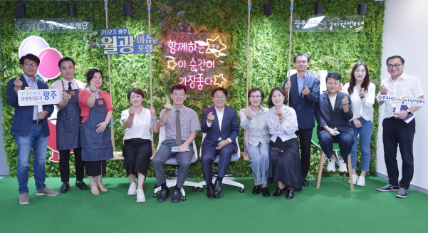 강기정 광주광역시장이 13일 오후 서구 관광기업지원센터를 방문해 입주업체 대표, 관광 관련 전문가들과 관광기업 발굴 육성 및 활성화 방안을 논의한 뒤 기념촬영을 하고 있다./사진=광주시 