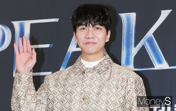 가수 겸 배우 이승기를 둘러싼 논란이 장기화 조짐을 보이고 있다. 사진은 지난 2월 서울 마포구 상암동 스탠포드호텔 서울에서 열린 JTBC 신규 예능 '피크타임(PEAK TIME)'의 제작발표회에 참석한 가수 이승기. /사진=임한별 기자