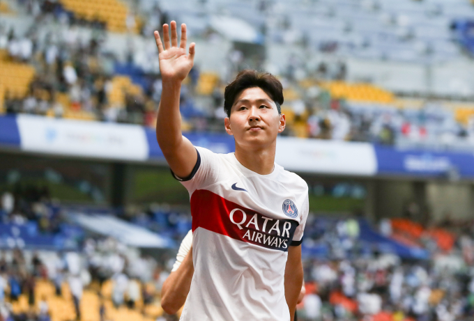 이강인(파리 생제르맹)의 항저우아시안게임 축구 대표팀 합류가 확정됐다. 사진은 지난달 3일 부산 연제구 부산아시아드 주경기장에서 열린 쿠팡플레이 시리즈 3차전 파리 생제르맹과 전북 현대의 경기에서 이강인이 관중에 인사를 하는 모습. /사진=뉴시스