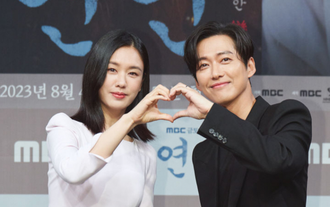 MBC 금토드라마 '연인' 파트2가 10월13일 방송 편성을 확정했다. 사진은 지난 8월 서울 마포구 상암동의 MBC 사옥 1층 골든마우스홀에서 열린 MBC 새 금토드라마 '연인' 제작발표회에 참석한 배우 안은진(왼쪽)과 남궁민. /사진=MBC 제공