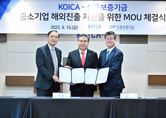 코이카(KOICA·한국국제협력단)가 신용보증기금과 유망기업 글로벌 스케일업 지원을 위한 업무협약(MOU)를 체결했다. 사진은 유망기업 글로벌 스케일업 지원을 위한 업무협약 체결식에 참석한 장원삼 코이카 이사장(왼쪽부터), 박진 외교부 장관, 최원목 신용보증기금 이사장. /사진=코이카