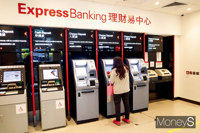 홍콩 HSBC 은행 내 ATM을 쓰는 현지인./사진=박슬기 기자
