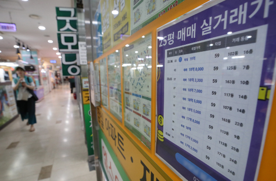 한국부동산원의 15일 '전국주택가격동향조사'에 따르면 이달 둘째주(11일) 전국 아파트 매매·전세가격은 각각 0.09%와 0.11% 상승한 것으로 나타났다. 매매가격의 경우 공표지역 176개 시·군·구 중 전주 대비 상승 지역(123→128개)은 증가했고 보합 지역(11→11개)은 그대로였으며 하락 지역(42→37개)은 감소했다./사진=뉴시스