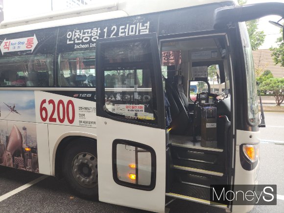 티맵모빌리티의 내비게이션 앱 '티맵'이 출시 22년 만에 '올 뉴 티맵'(10.0v)으로 재탄생했다. 길안내·주차·대리·전기차 충전 등 운전자 위주의 서비스에 대중교통까지 통합하고 공항버스 조회 및 예약 기능도 추가했다. 잠실역에 도착한 공항버스 6200번. /사진=양진원 기자