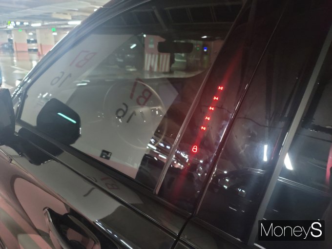 '링컨 에비에이터' 제트 패키지 운전석 도어에는 키패드가 달려 스마트키 없이도 잠금 해제가 가능하다. /사진=김창성 기자